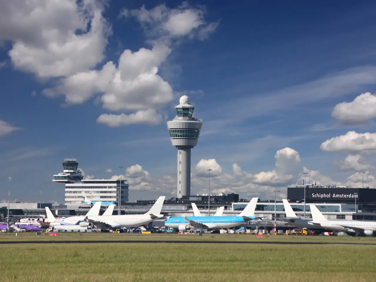 Mobiliteit Schiphol Vliegtuigen Toren Istock